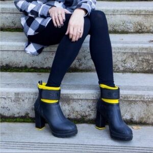 Sorel Medina Iii Black and Yellow Heeled Rubber Boots Size 11